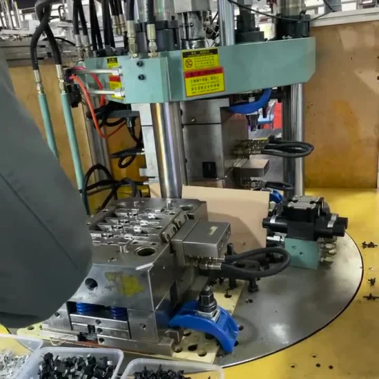 Fabrikherstellung von Kunststoffzubehör im Spritzgussverfahren für die Elektronik